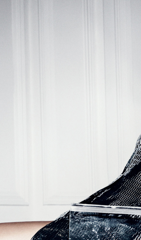 Американская певица Рианна в черном платье