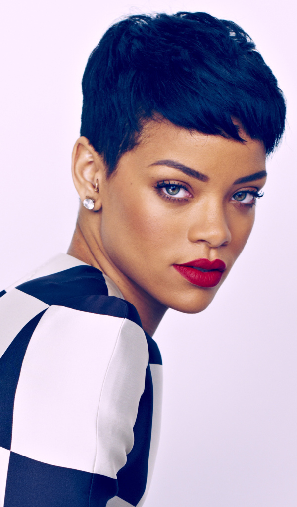 Красивая яркая брюнетка, певица Рианна с короткой стрижкой