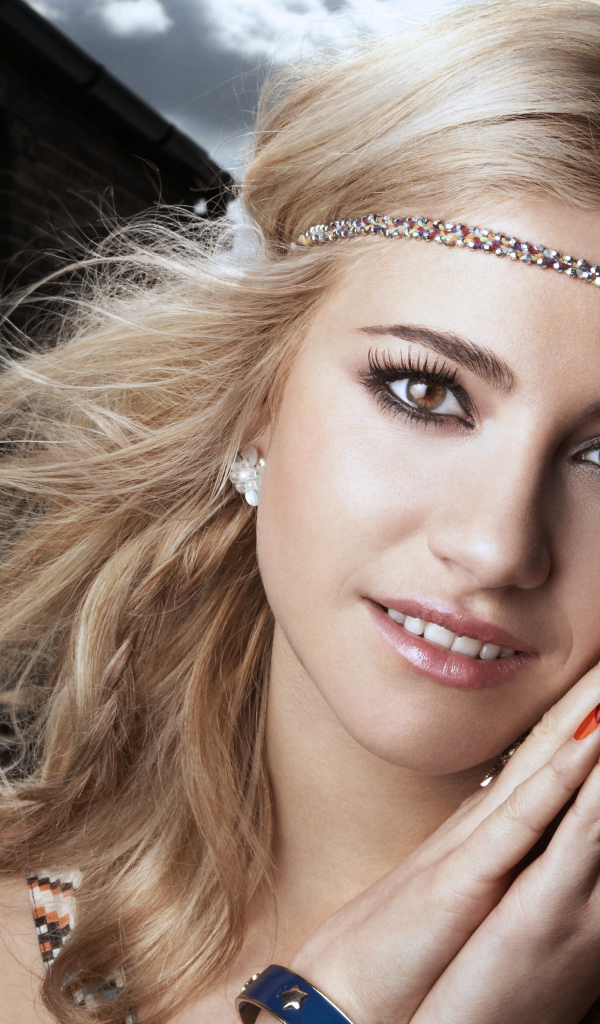 Красивая кареглазая блондинка, певица  Пикси Лотт