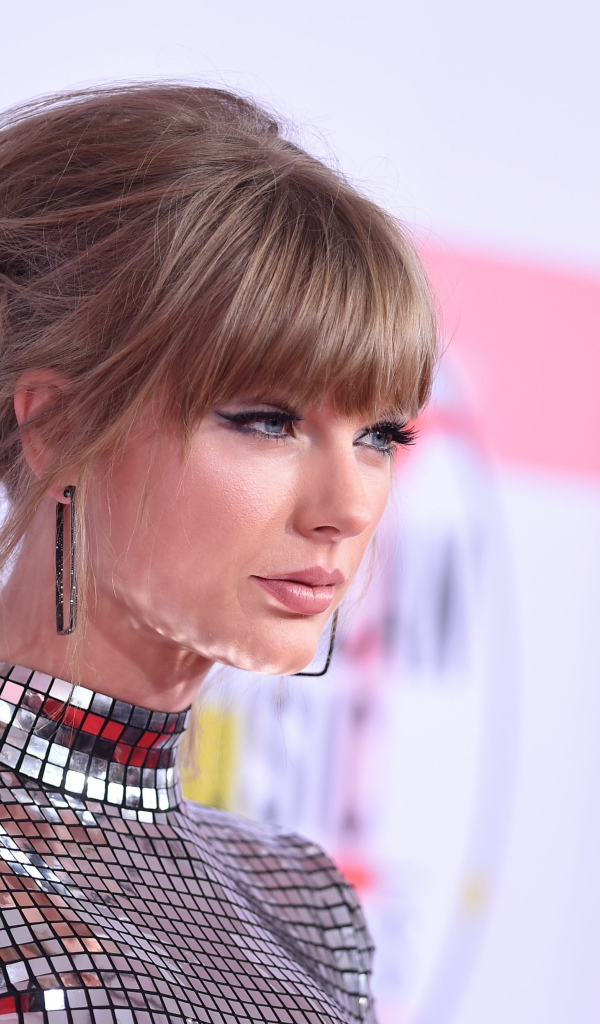 Красивая девушка в ярком наряде, певица Тейлор Свифт