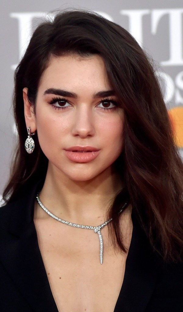 Красивая девушка певица Дуа Липа в черном пиджаке