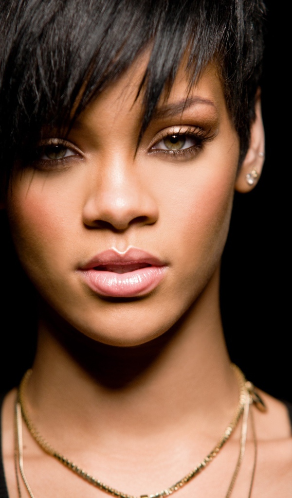Красивая девушка певица Рианна с короткой стрижкой