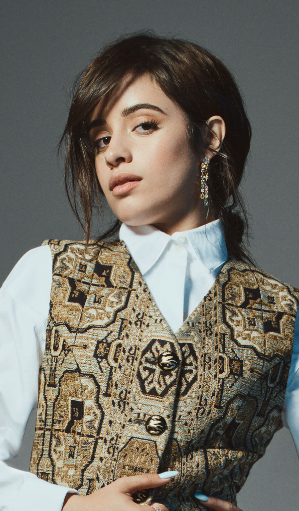 Красивая певица Камила Кабельо на сером фоне