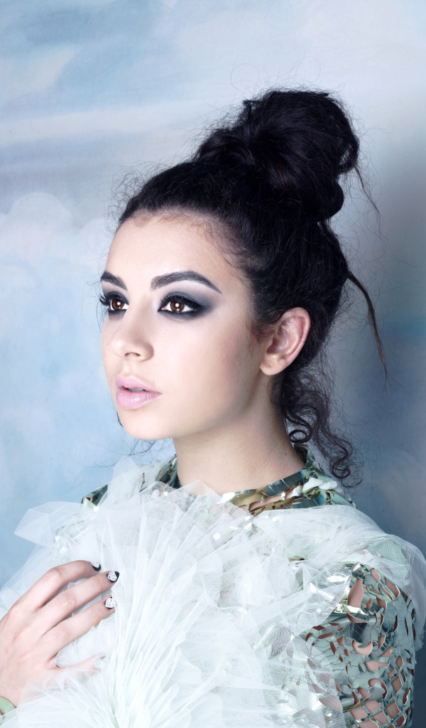 Красивая молодая девушка исполнительница Charli XCX 