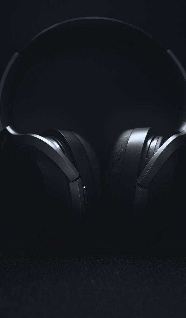 Черные большие наушники на черном фоне