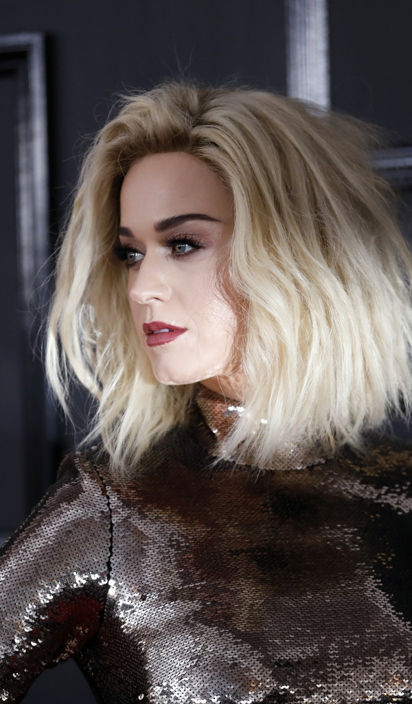 Блондинка Кэти Перри в блестящем платье