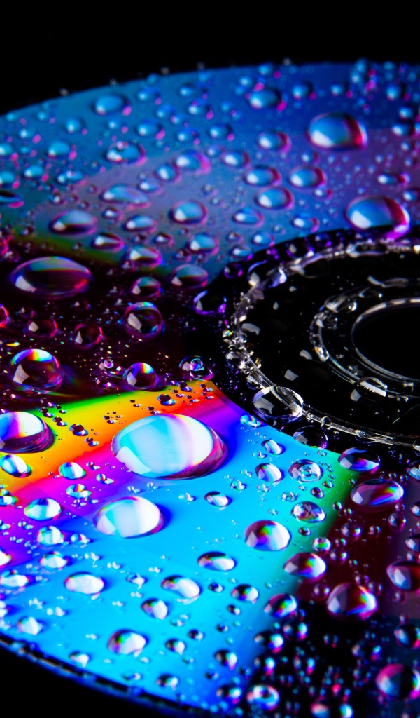 Яркая поверхность диска в каплях воды