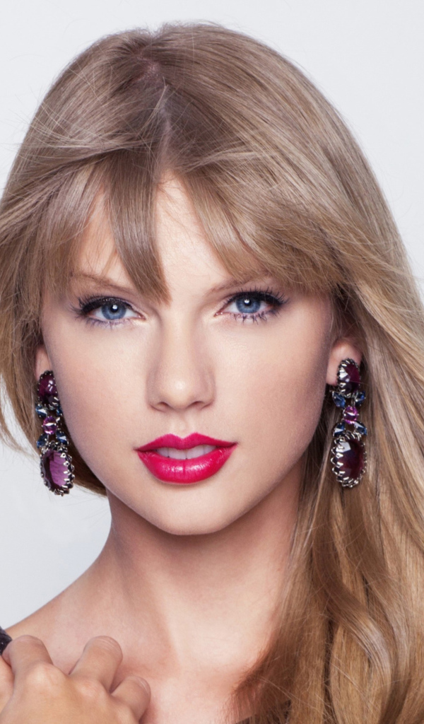 Яркая девушка, кантри исполнительница Тейлор Свифт