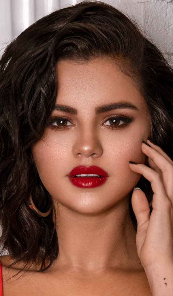 Яркая горячая девушка, певица Селена Гомес у стены 