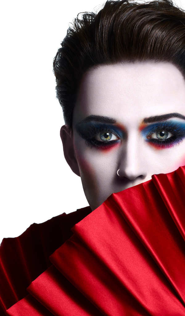 Ярка певица Кэти Перри на белом фоне