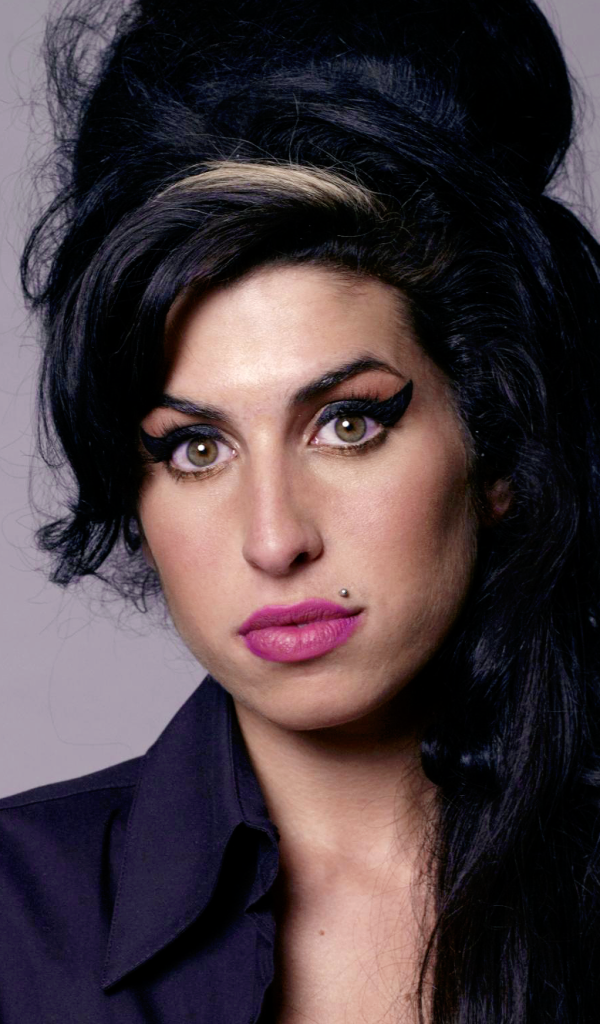 Британская певица Эми Уайнхаус с длинными черными волосами