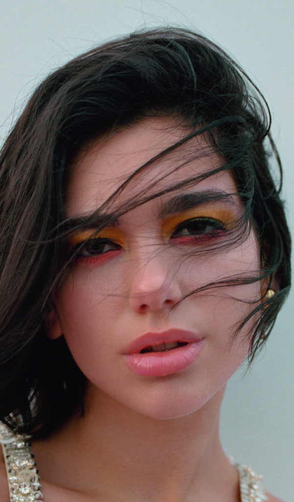 Британская певица Дуа Липа с волосами на лице