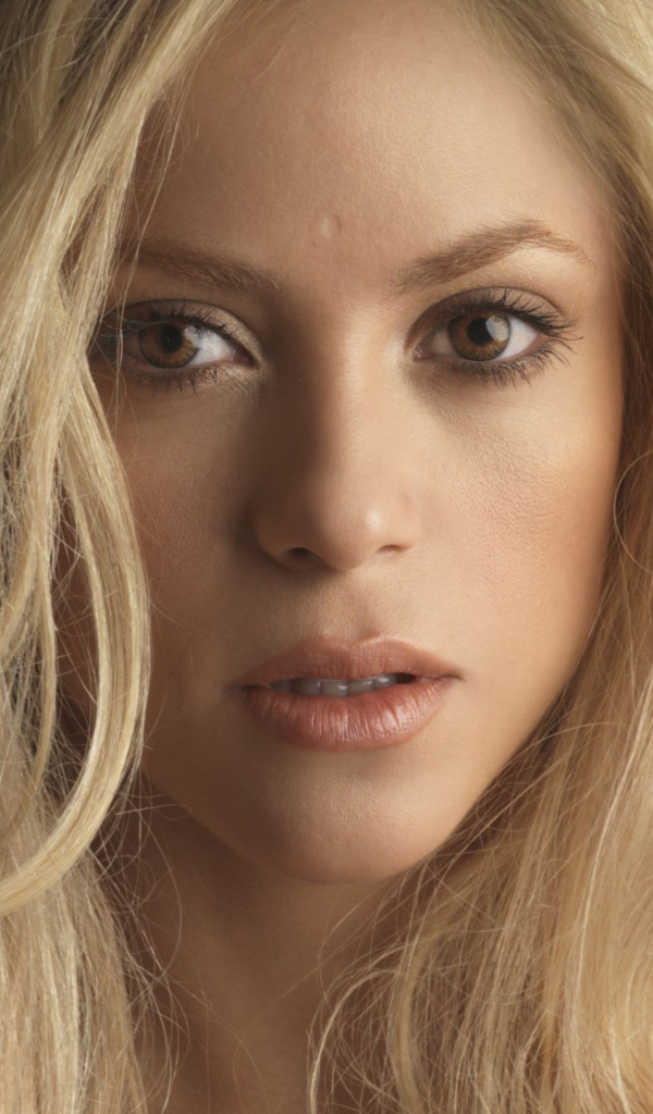 Кареглазая девушка, певица Шакира у стены