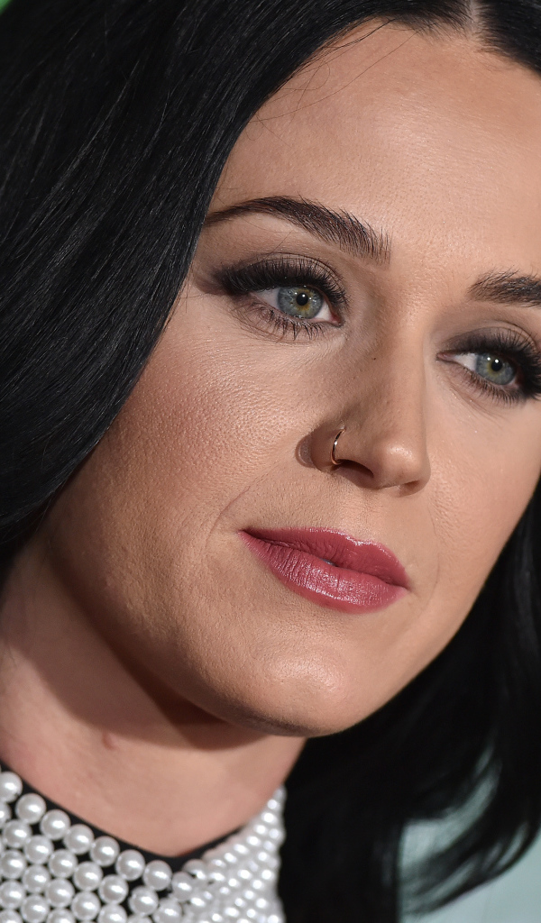 Лицо певицы Кэти Перри крупным планом