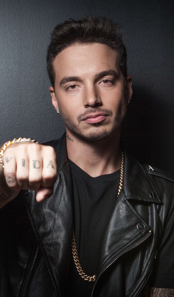 Колумбийский певец Джей Бальвин в черной кожаной куртке