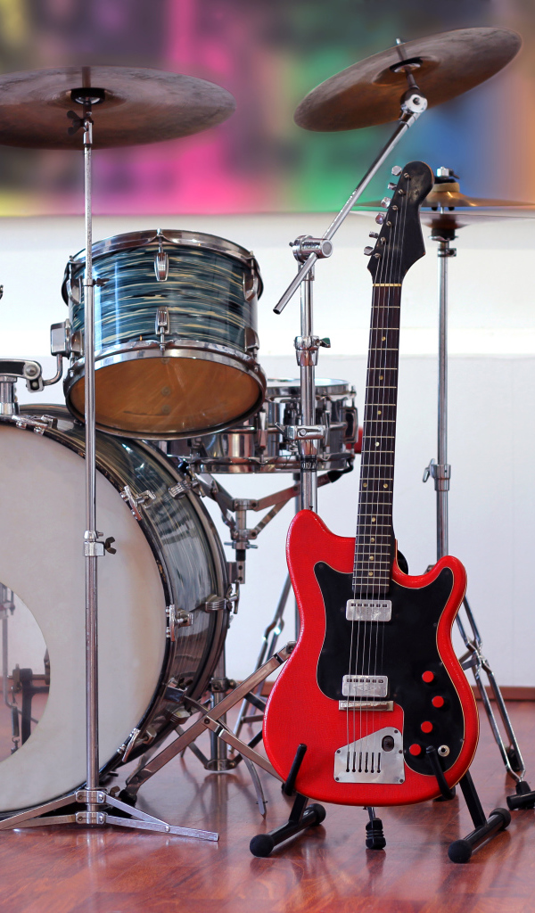 Барабаны и электро гитары на сцене 
