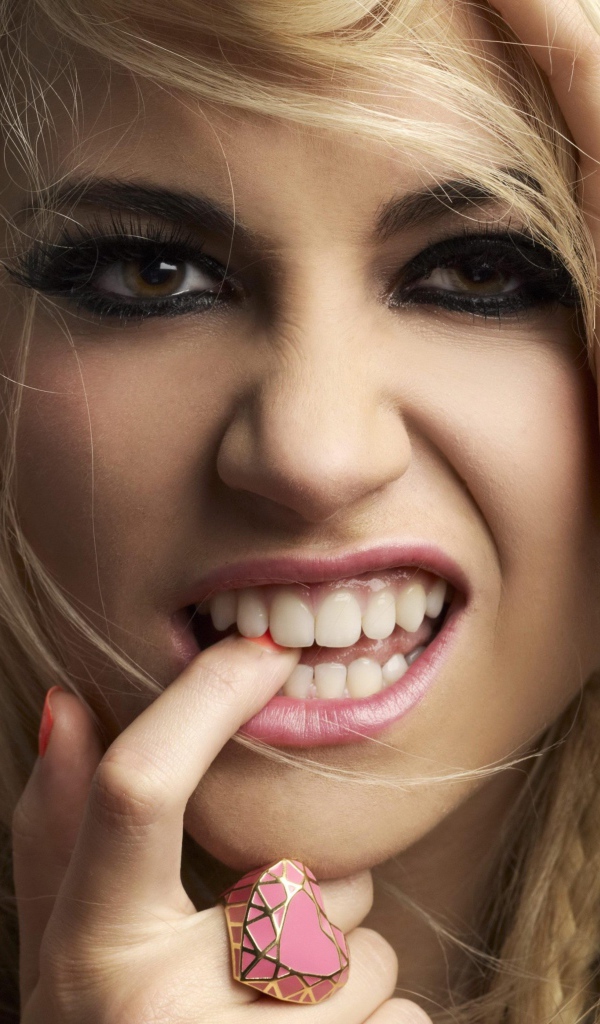 Горячая девушка певица Пикси Лотт