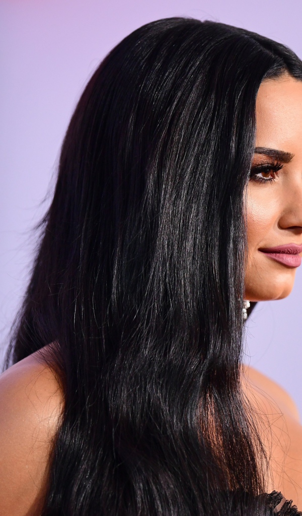 Длинноволосая брюнетка певица Деми Ловато