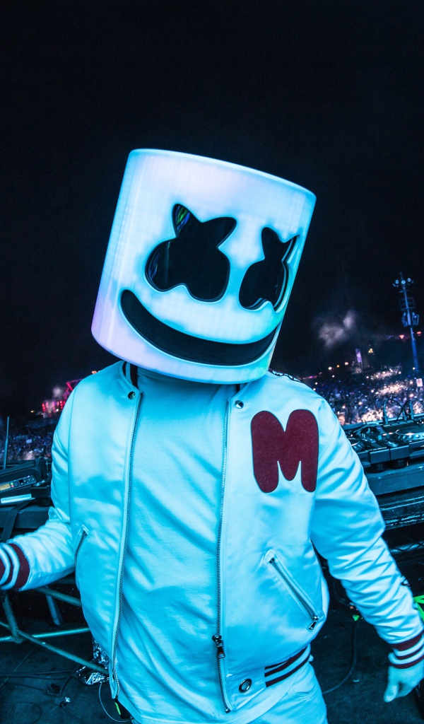 Мужчина диджей в маске маршмеллоу 