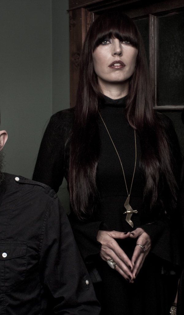 Участники музыкальной группы Ides Of Gemini в черных нарядах