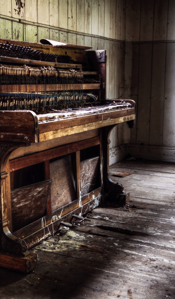 Старое пианино в комнате заброшенного дома
