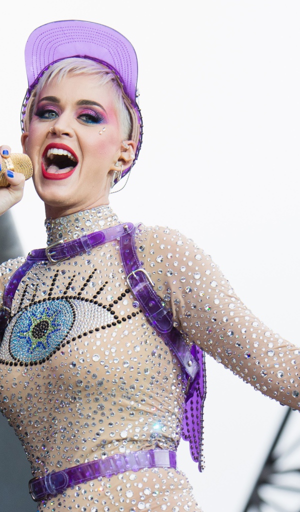 Эпатажная певица Кэти Перри выступает на сцене
