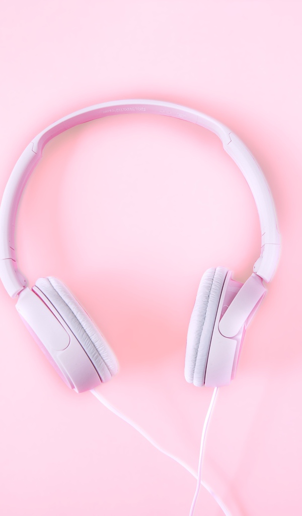Розовые большие наушники на розовом фоне
