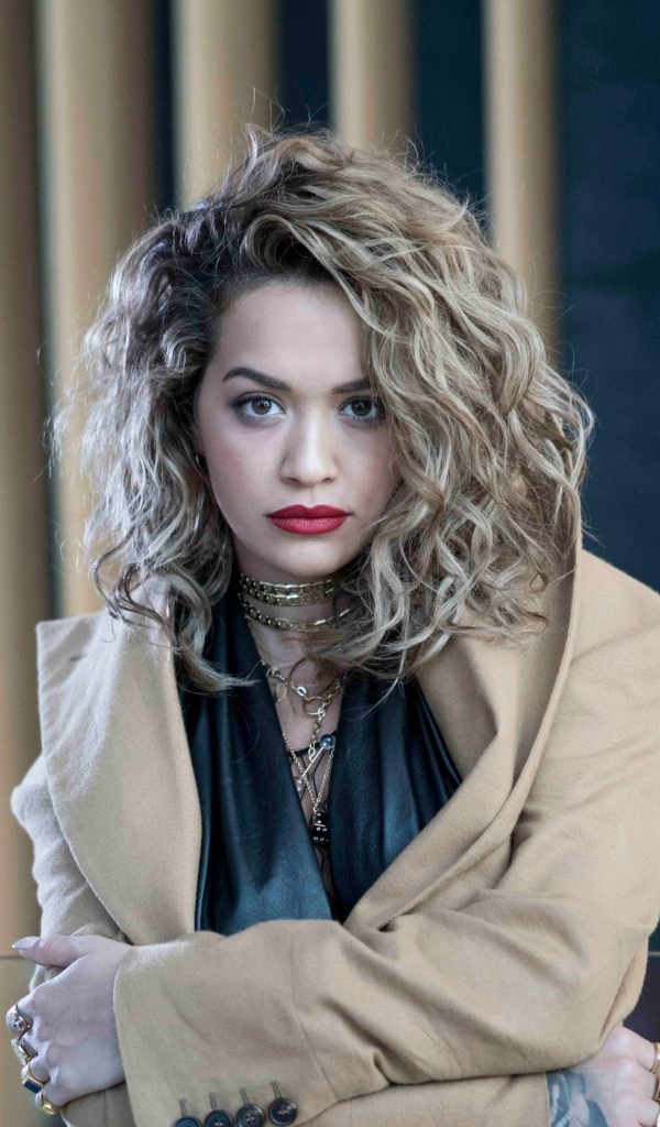 Популярная исполнительница Рита Ора в пальто 