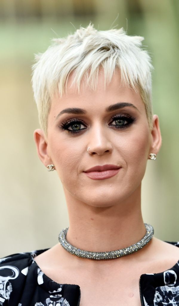 Милая девушка Кэти Перри с короткой стрижкой