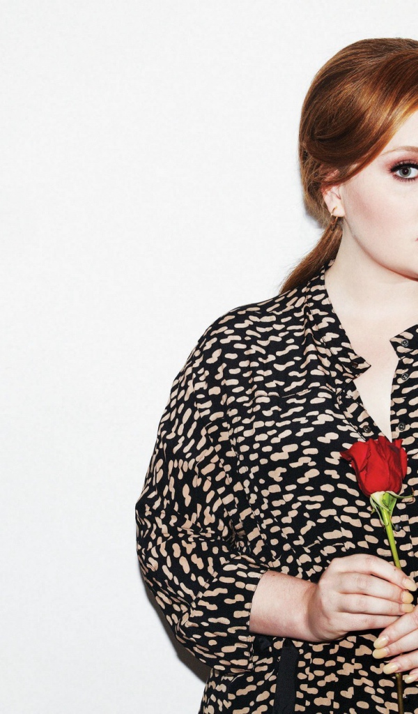 Певица Адель с красной розой в руке