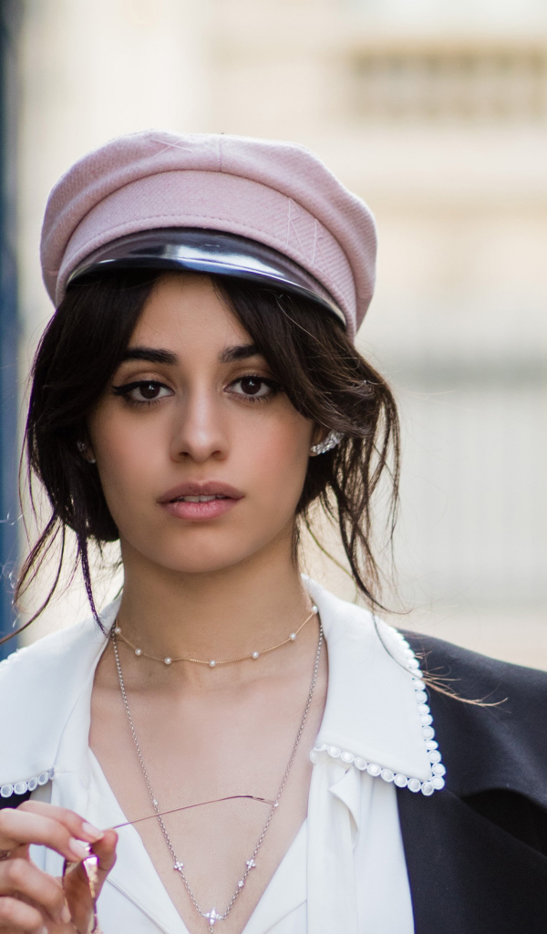 Певица Камила Кабельо в кепке