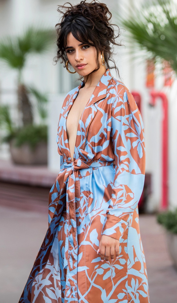 Певица Камила Кабельо в пальто на улице