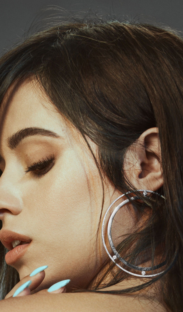 Певица Камила Кабельо на сером фоне крупным планом 