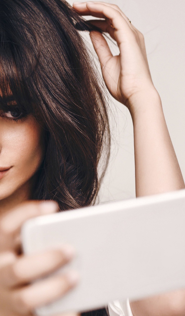 Певица Камила Кабельо делает селфи 