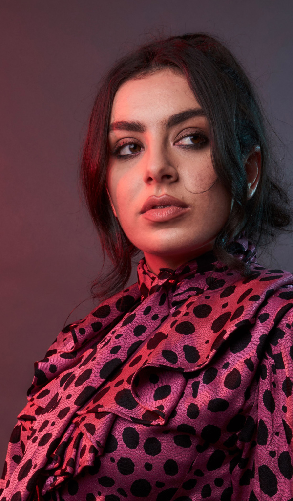Певица Charli XCX на сером фоне