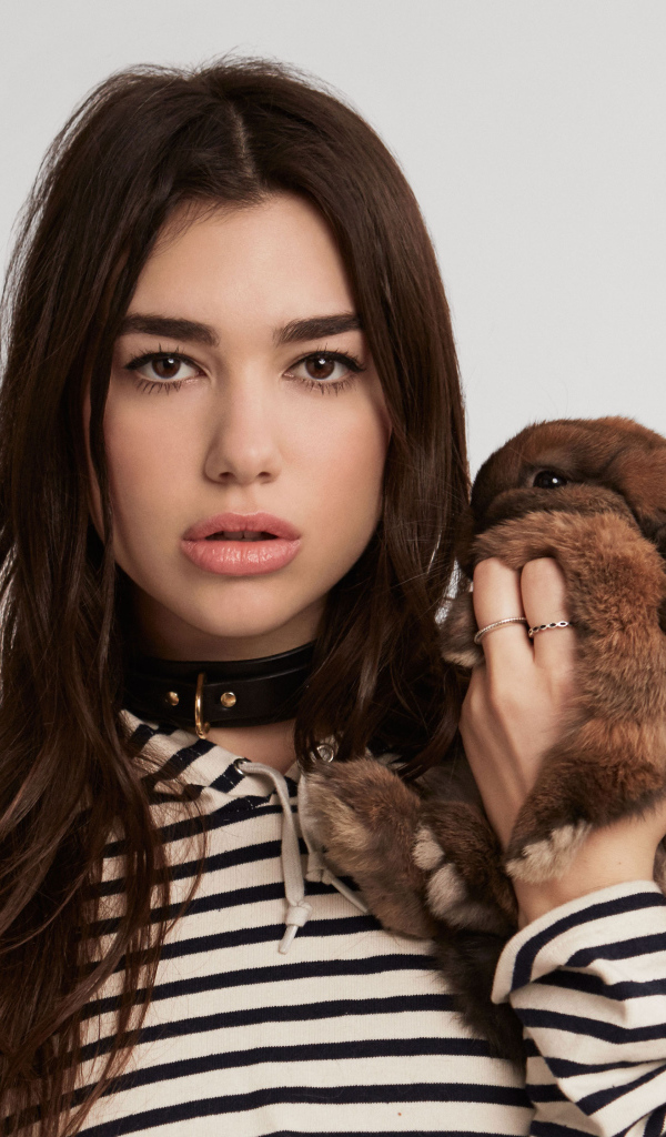 Певица Дуа Липа с декоративным кроликом в руках