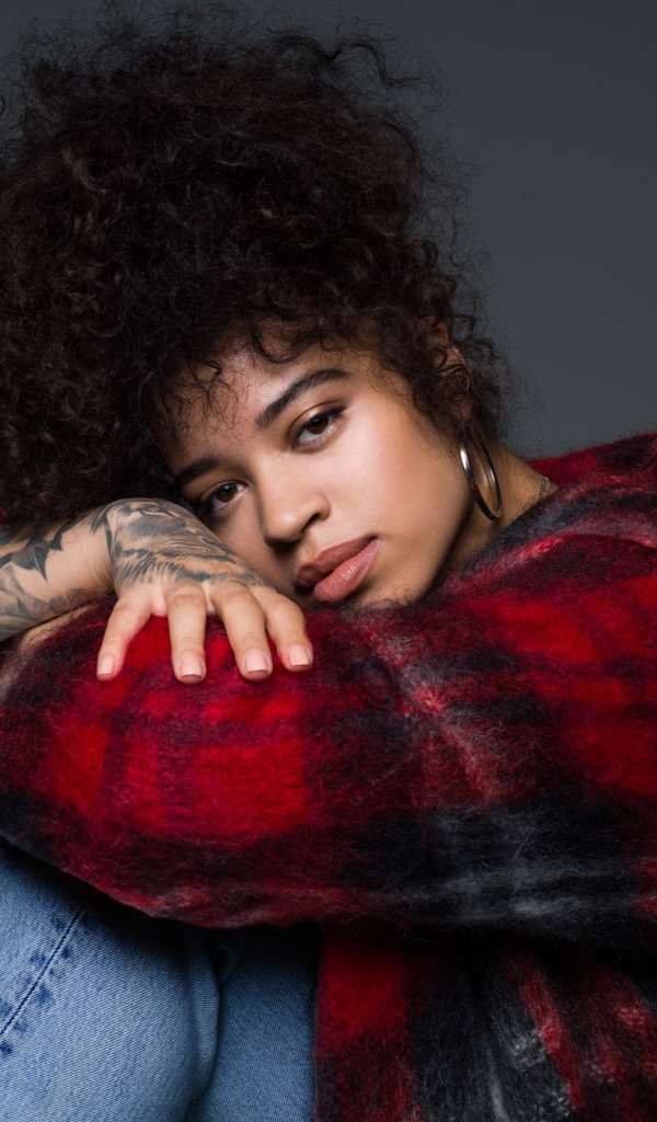 Певица Элла Май на сером фоне