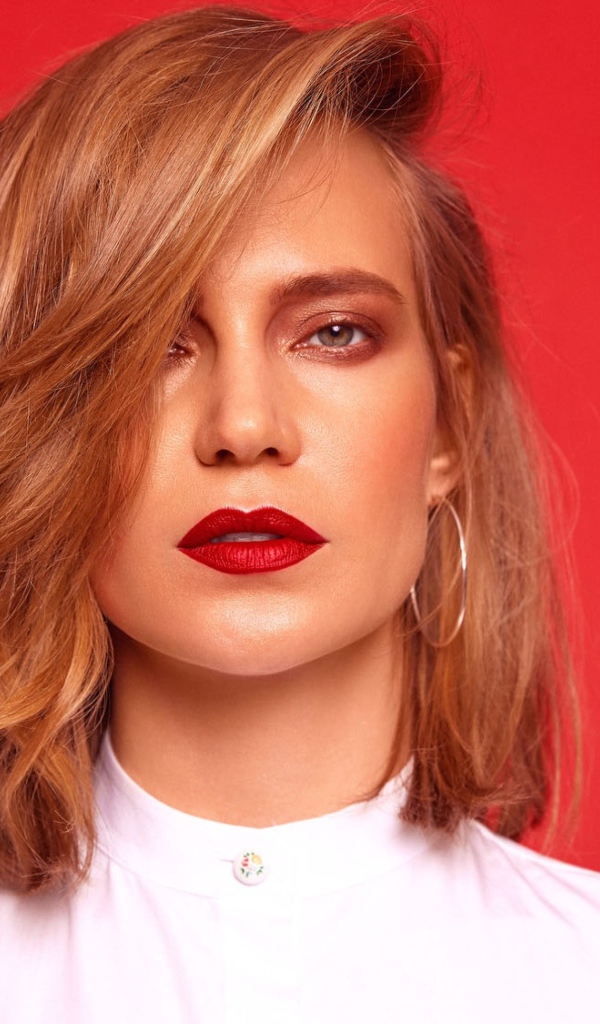 Певица Глюкоза на красном фоне