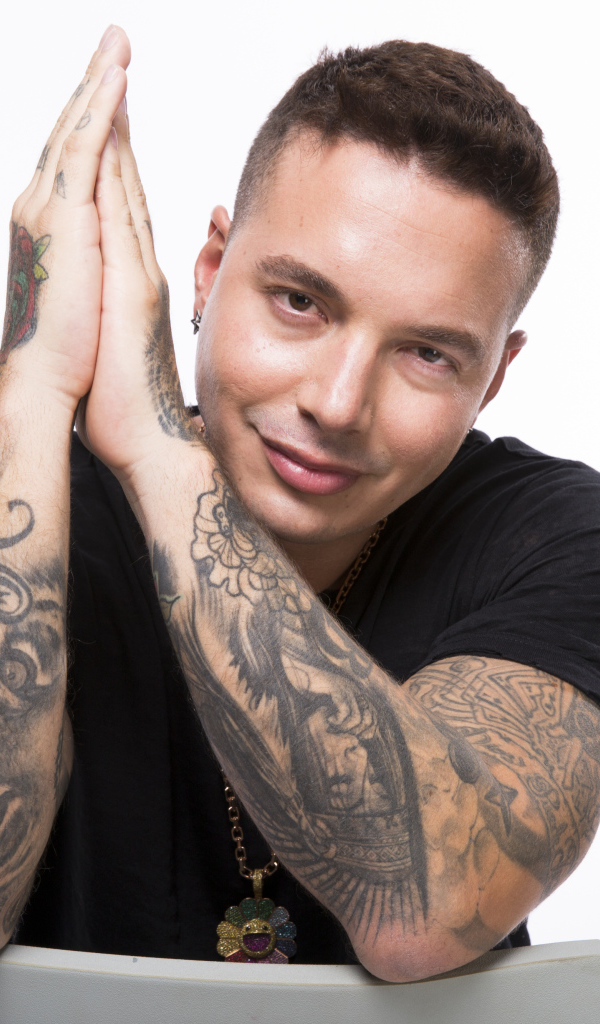 Певец Джей Бальвин с татуировками на руках