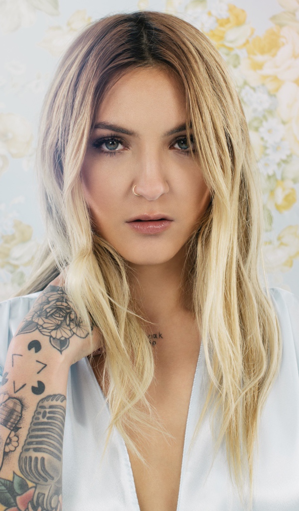 Певица Джулия Майклз с татуировками на руке