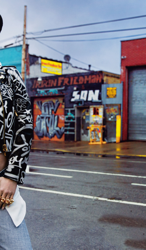 Певица Кэти Перри у дороги 