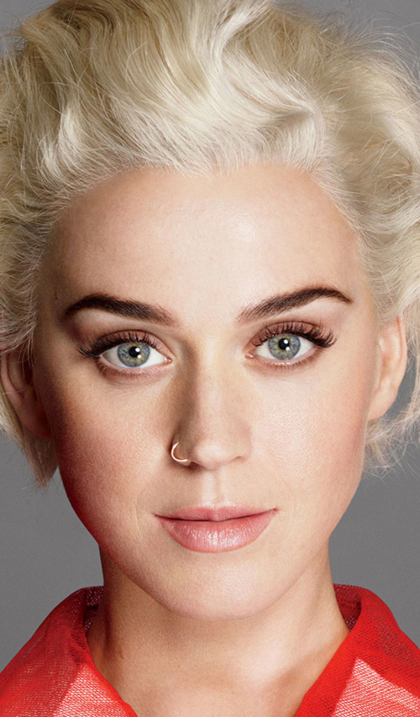 Певица Кэти Перри с короткой стрижкой на сером фоне