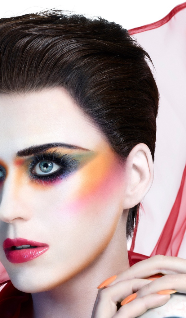 Певица Кэти Перри с ярким макияжем