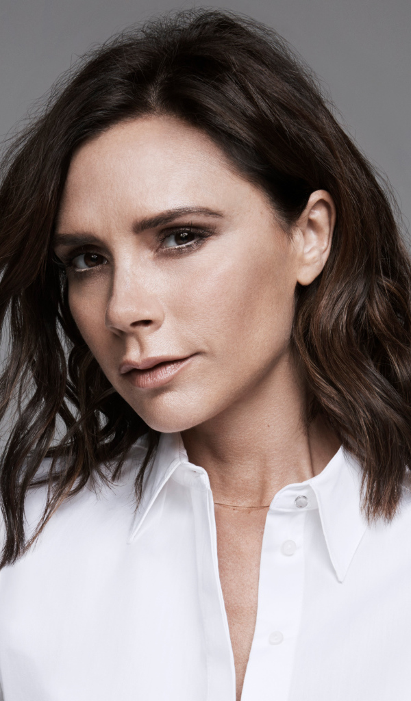 Певица Виктория Бекхэм на сером фоне