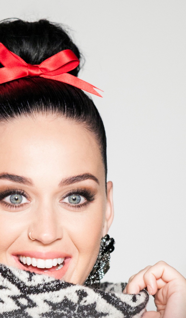 Улыбающаяся голубоглазая брюнетка Кэти Перри 