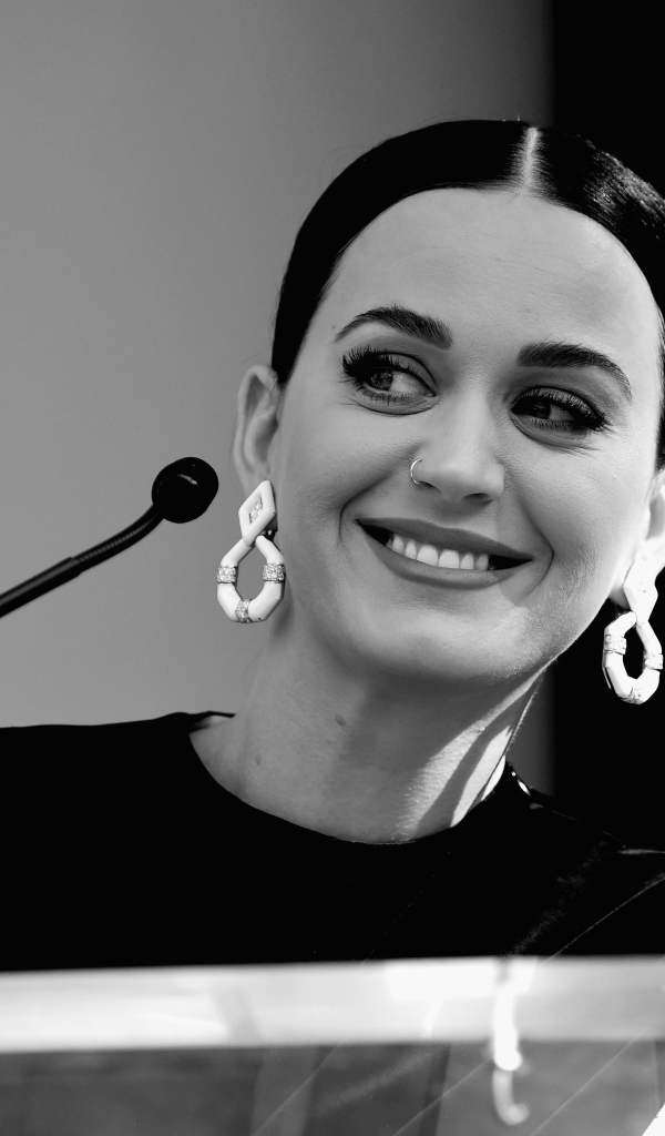 Улыбающаяся девушка певица Кэти Перри 