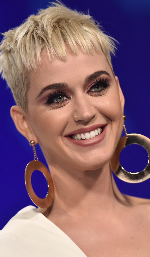 Улыбающаяся короткостриженная блондинка, певица Кэти Перри