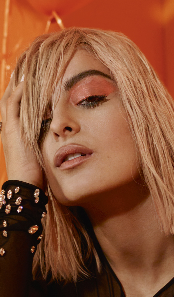 Эффектная певица Биби Рекса в черной кожаной куртке