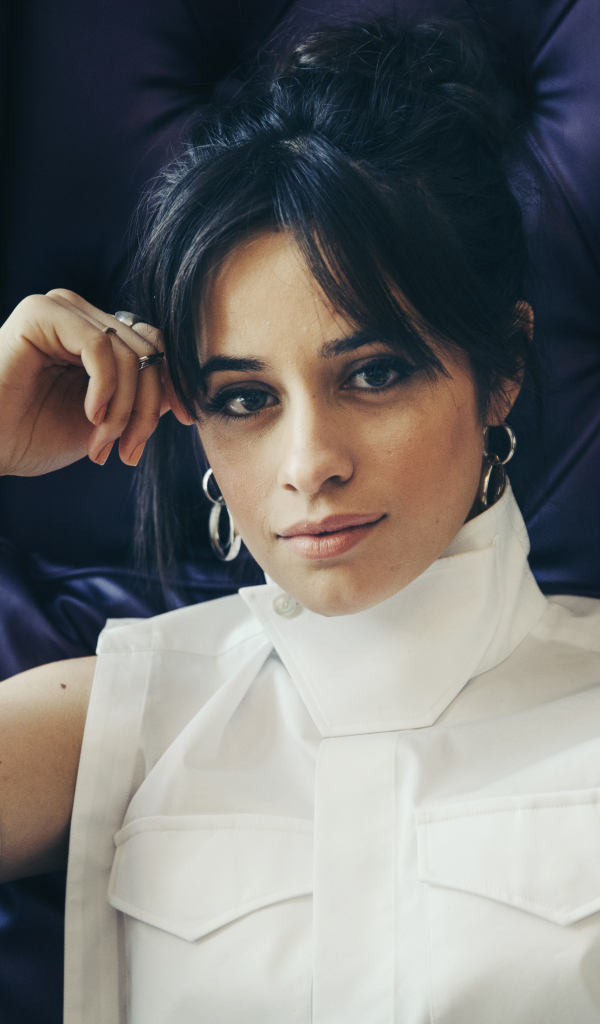 Стильная Камила Кабельо в белом костюме сидит в кресле