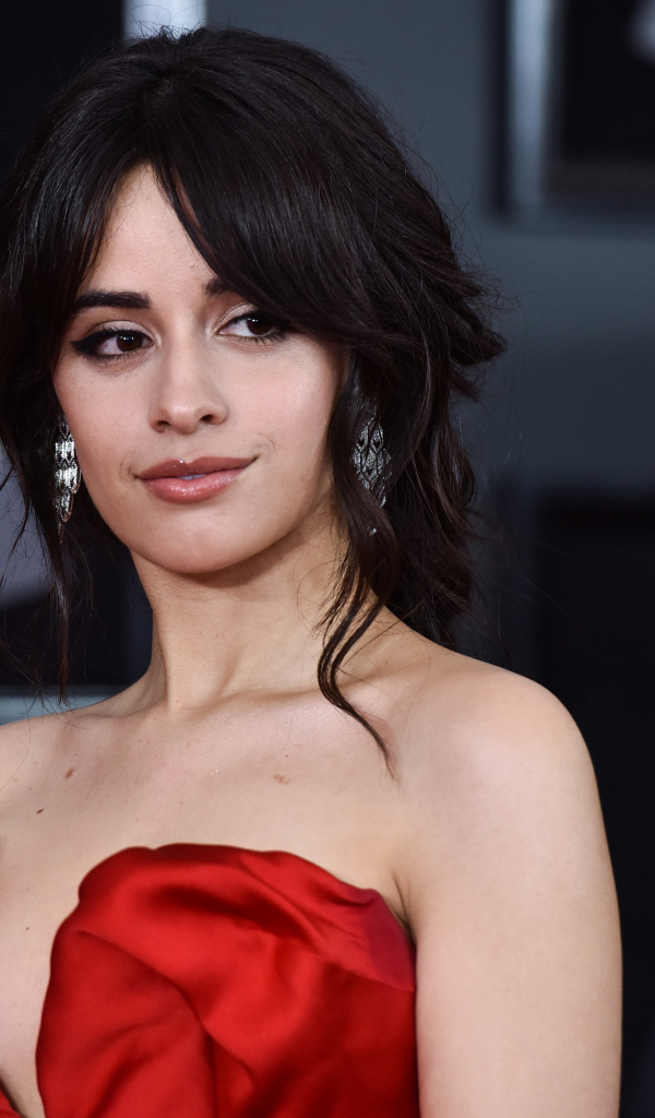 Стильная девушка певица Камила Кабельо в красном платье